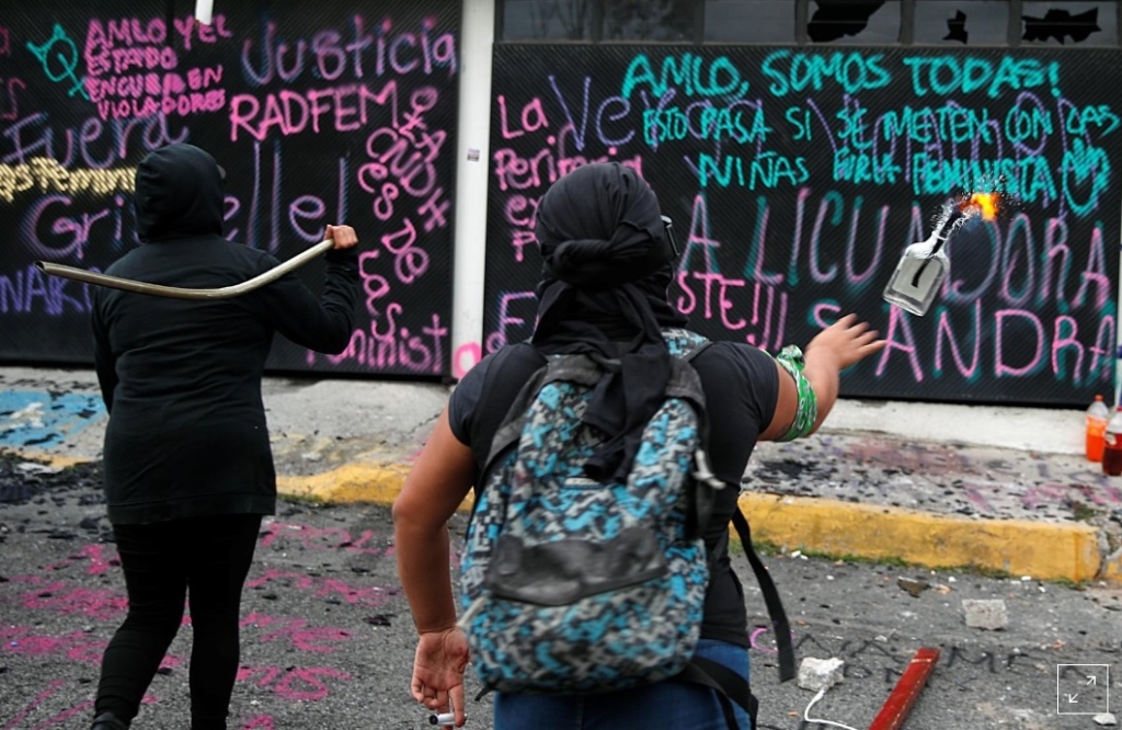 Жінки кидають "коктейлі Молотова". Мексика, будівля комісії з прав людини