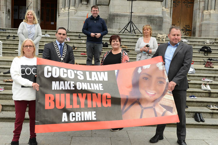 Матір Ніколь Фокс Джекі та інші учасники й учасниці мітингу вимагають ухвалити закон Коко, Ірландія
