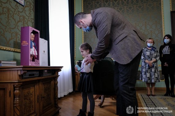 Лялька від президента Зеленського