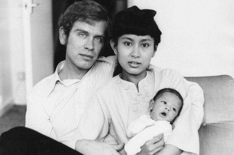 Аун Сан Су Чжі з чоловіком Міхаелем Ейрісом і сином Олександром у 1973 році в Лондоні 