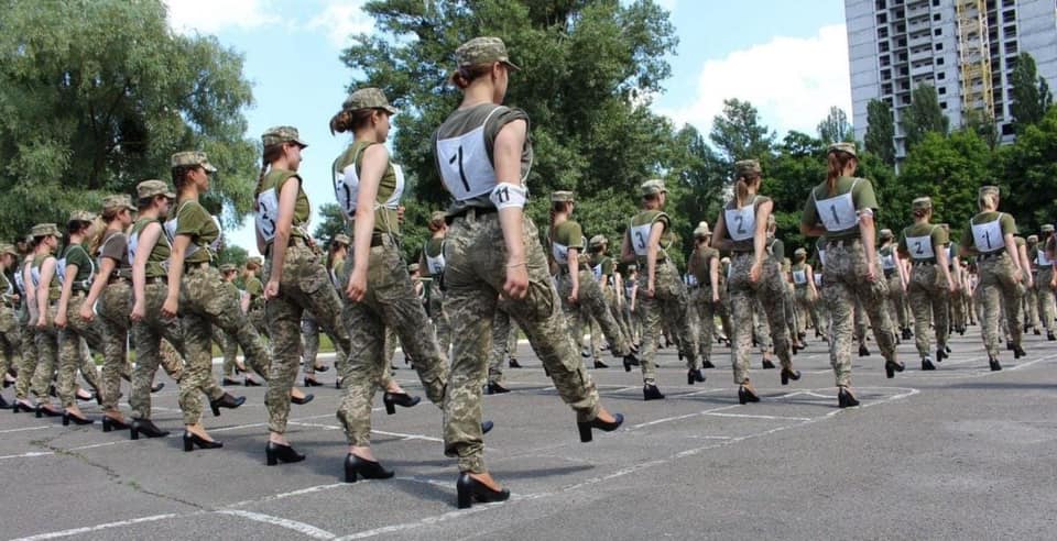 Військовослужбовиці на параді йтимуть у взутті на каблуку
