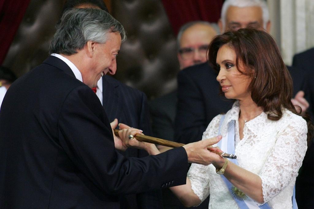 Президент Аргентини Нестор передає символ влади Крістіні, 2007 рік