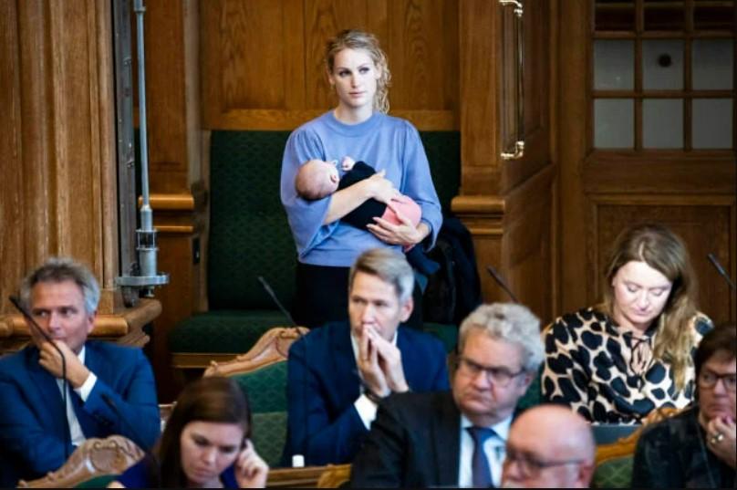 Депутатку парламенту Данії Пернілле Скіппер попросили залишити парламент тому що вона прийшла на дебати до сесійної зали зі своєю дитиною.