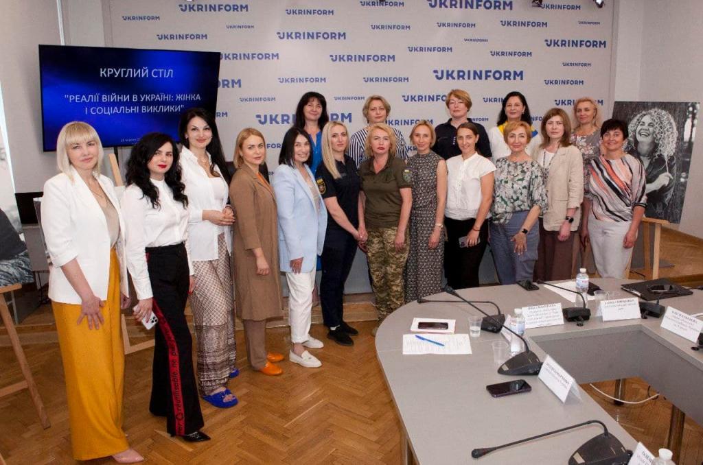 Учасниці круглого столу «Реалії війни в Україні: жінка і соціальні виклики»