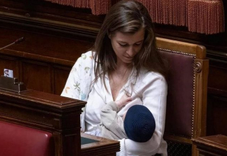 Джільда Спортіелло годувала грудьми свого сина Федеріко в Палаті депутатів