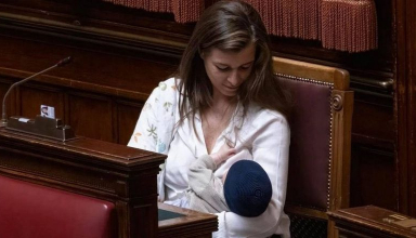 Джільда Спортіелло годувала грудьми свого сина Федеріко в Палаті депутатів