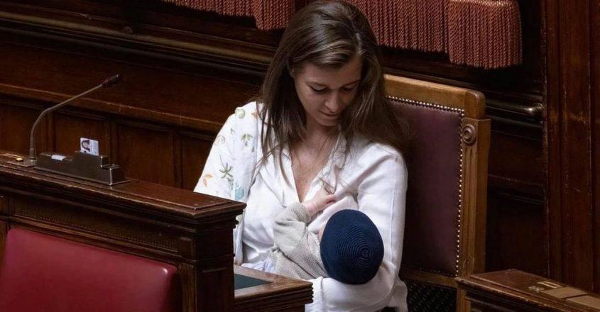 Гільда Спортьєлло  годувала грудьми свого сина Федеріко в Палаті депутатів