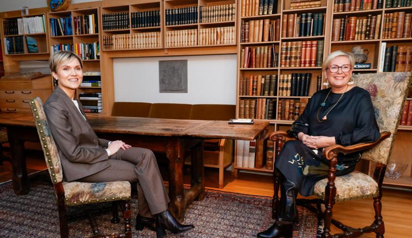 Кріструн Фростадоттір та Халла Томасдоттірта